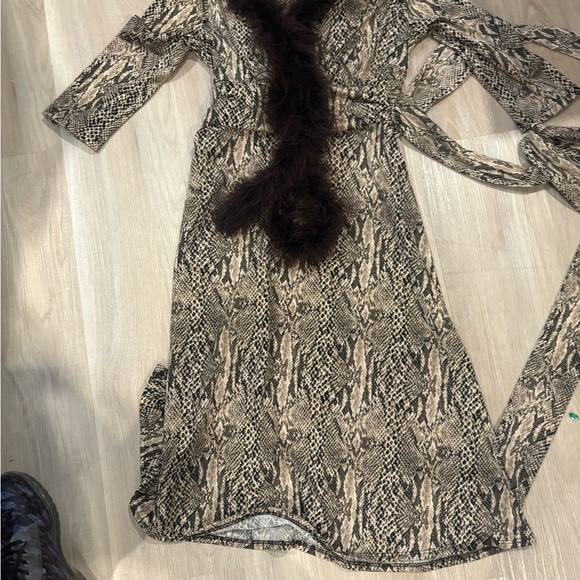 Le Chateau Snakeskin Robe with Faux Fur - Picture 6 of 9
